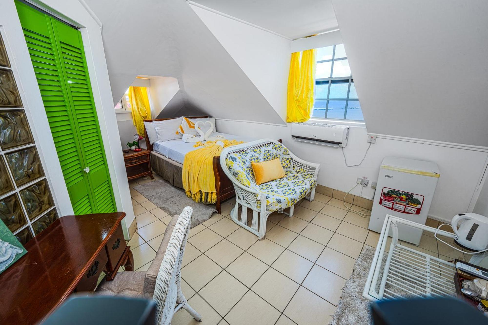 Deyna'S City Inn St. George's Habitación foto